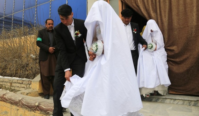 Afganistan'daki toplu nikah töreninde 28 çift evlendi