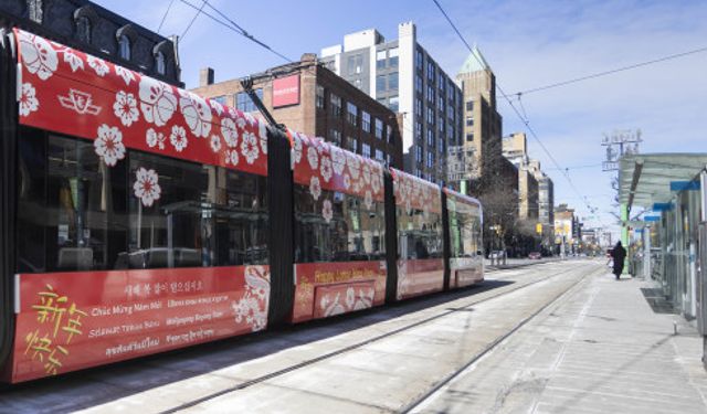 Toronto'da Çin Yeni Yılı kutlamaları için tramvaylar özel tasarımlarla renklendirildi