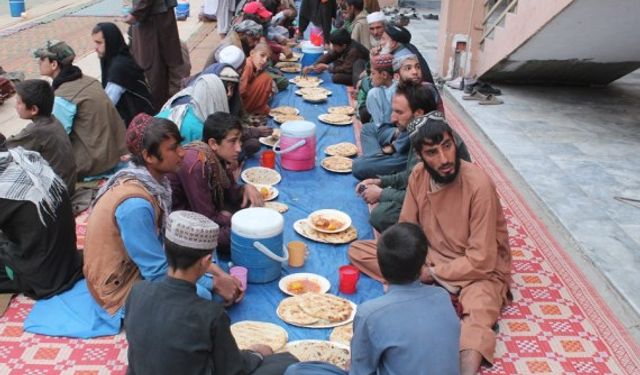 Afganistan'dan toplu iftar manzaraları