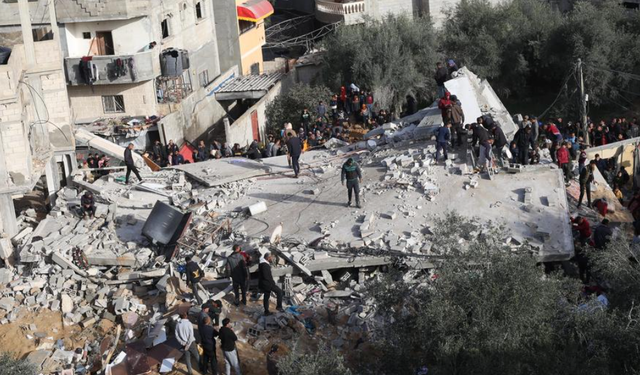 İsrail gece boyunca Refah kentini bombaladı: En az 30 Filistinli öldürüldü