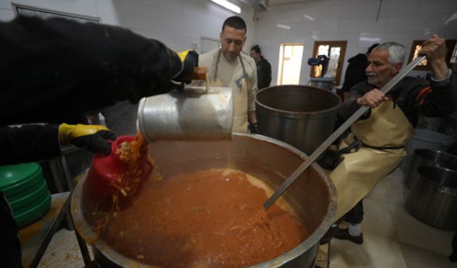 Filistin'in El Halil kentinde ihtiyaç sahipleri için iftar yemekleri hazırlanıyor