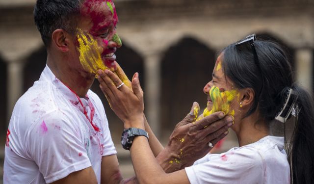 Nepal'de renklerin festivali coşkuyla kutlandı