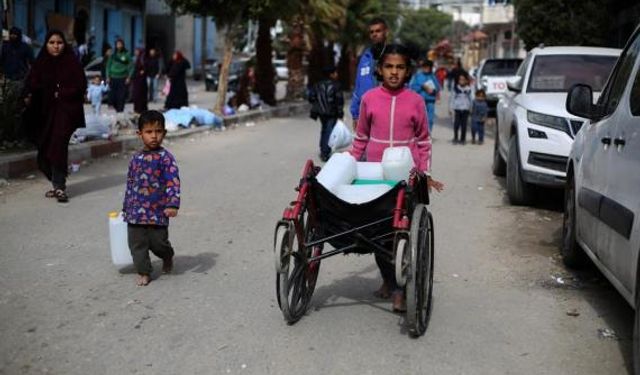 Refah halkı temiz su alabilmek için uzun kuyruklar oluşturdu