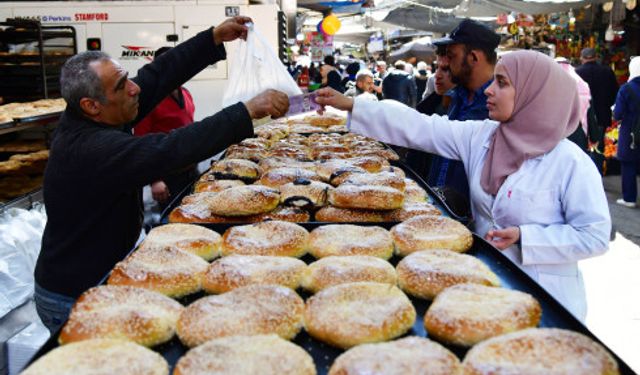 Suriye'nin başkenti Şam'da Ramazan'a özel Mağruk tatlısına ilgi yoğun