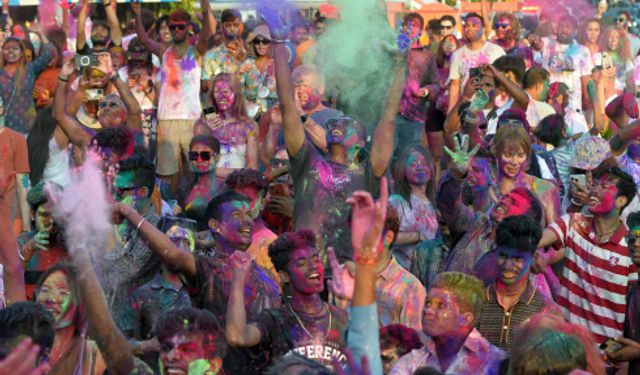 Tayland'daki Holi Festivali renkli görüntülere sahne oldu