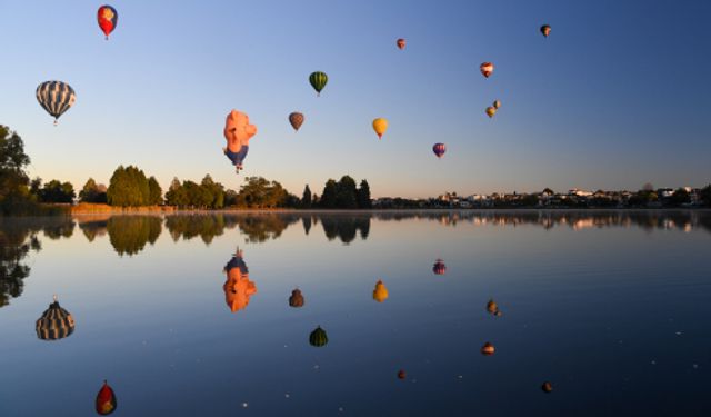 Yeni Zelanda'da sıcak hava balonları gökyüzünü renklendiriyor