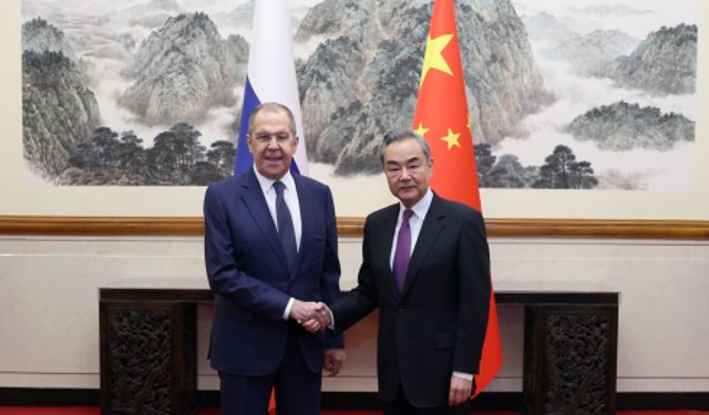 Çin Dışişleri Bakanı Wang Yi, Rus mevkidaşı Lavrov ile Beijing'de bir araya geldi