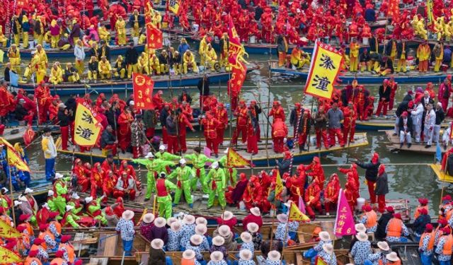 10.000 kişiyi taşıyan yüzlerce teknenin bir araya geldiği geleneksel tekne festivali renkli görüntülere sahne oldu