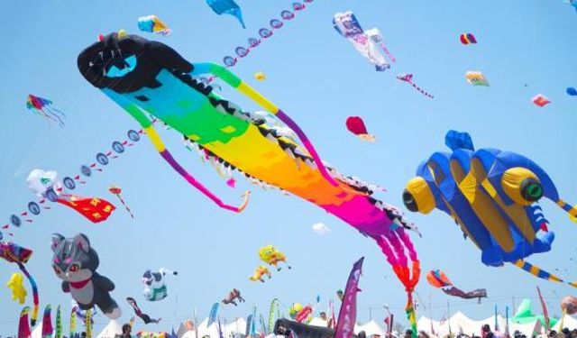Çin'deki uçurtma festivalinde gökyüzünü rengarenk uçurtmalar kapladı