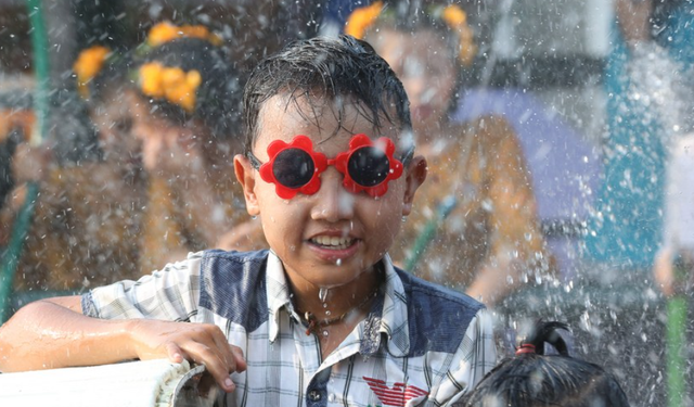 Myanmar'da düzenlenen su festivali renkli görüntülere sahne oldu