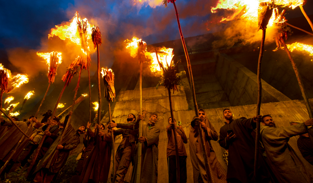 Hindistan'da düzenlenen festivalde meşaleler geceyi aydınlattı