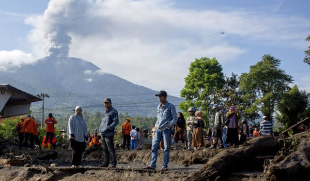 Endonezya'da Marapi Yanardağı'nın patlamasının ardından çevre köylerde hasar meydana geldi