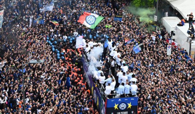 Inter, taraftarlarıyla birlikte şampiyonluğu kutladı