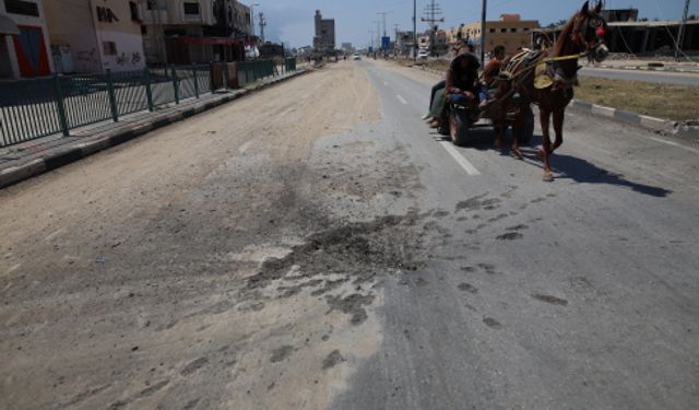 İsrail, Nuseyrat Mülteci Kampı'nın çevresini yoğun şekilde bombaladı