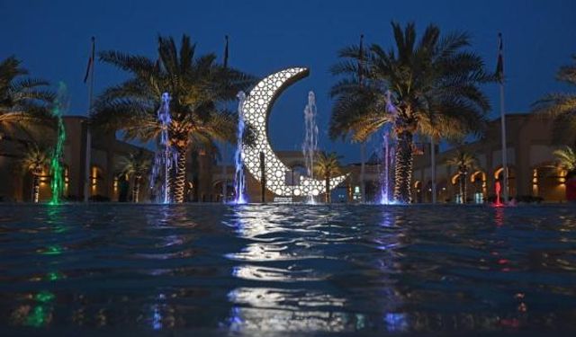 Kuveyt'teki 15 metrelik hilal heykeli Guinness rekorlar kitabına girdi