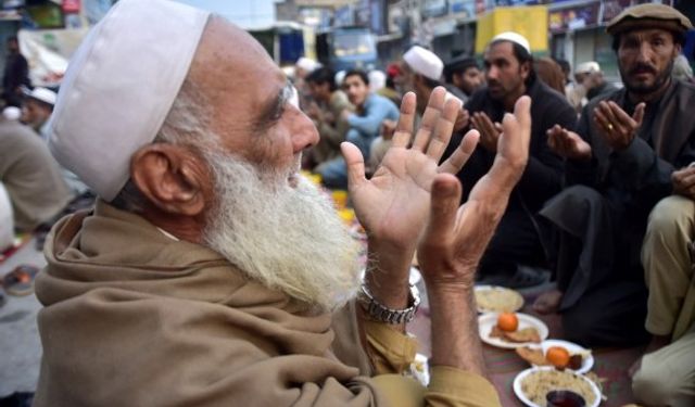 Pakistan'da halk toplu iftarlarda bir araya geliyor