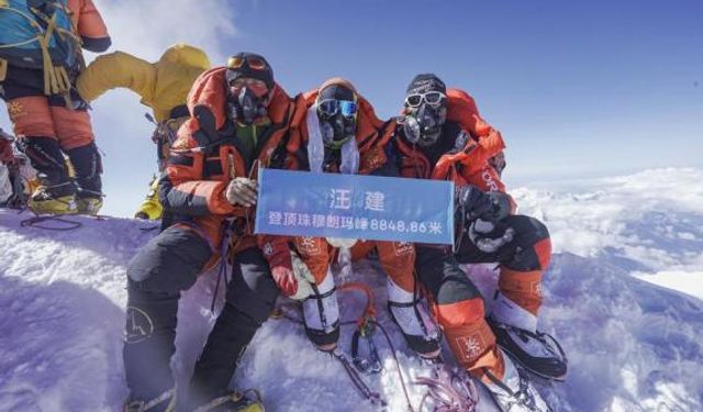 70 yaşındaki dağcı, Everest Dağı'nın zirvesine ulaşan en yaşlı Çinli oldu