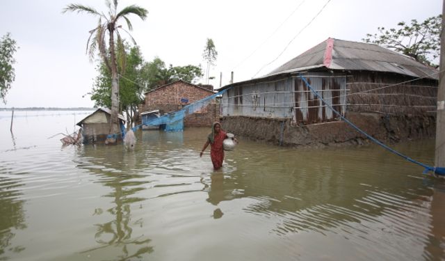 Bangladeş'i vuran Remal siklon fırtınası gündelik hayatı felç etti