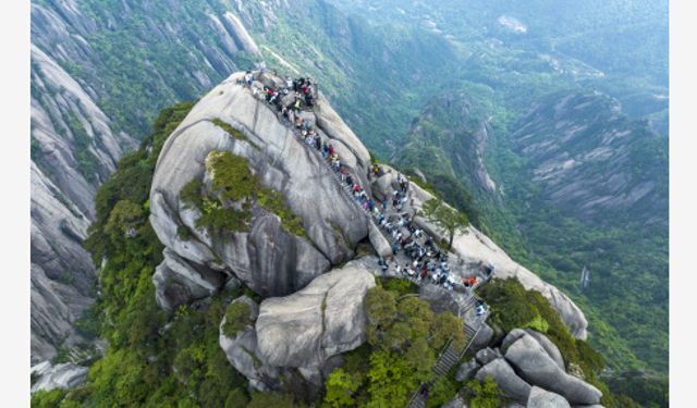 Çin'de Huangshan Dağı doğanın dinlenmesi için verilen aranın ardından yeniden ziyarete açıldı