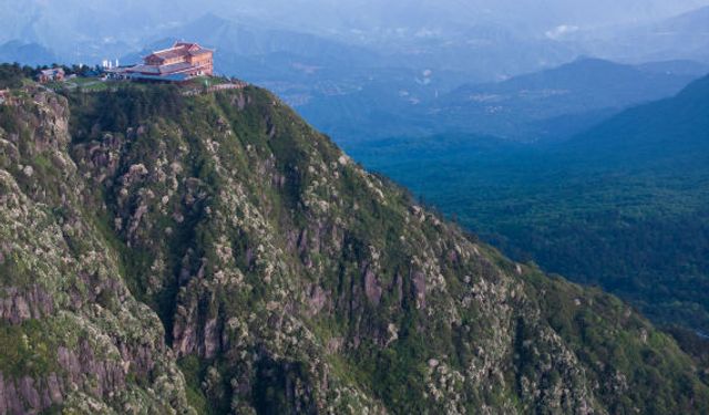 Çin'in Sichuan eyaletinde açelyalarla kaplanmış dağ tabloları aratmıyor