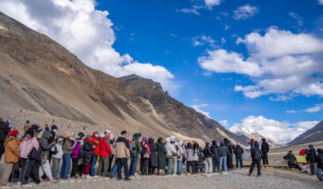 Everest Dağı manzara noktası bu yıl 136.000 turist ağırladı