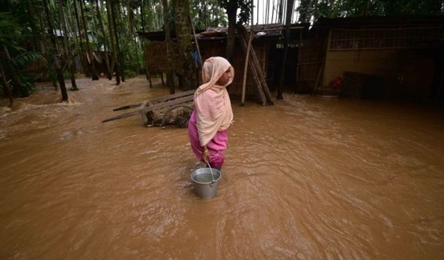 Hindistan'da sel nedeniyle bina çöktü: 10 ölü