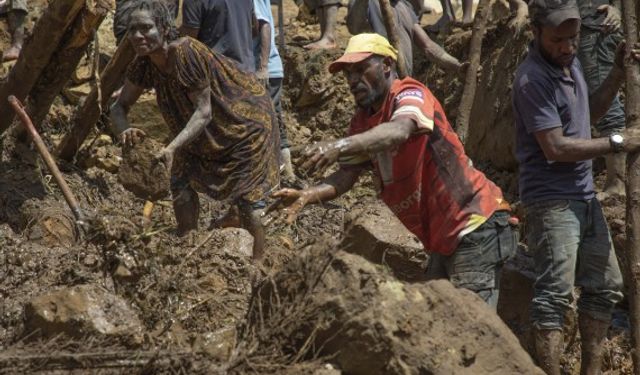 Papua Yeni Gine'deki heyelanda hayatta kalanlara ulaşma umutları azalıyor