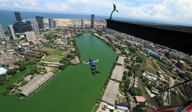 Sri Lanka'da 350 metre yükseklikten yapılan base jumping etkinliği nefes kesti