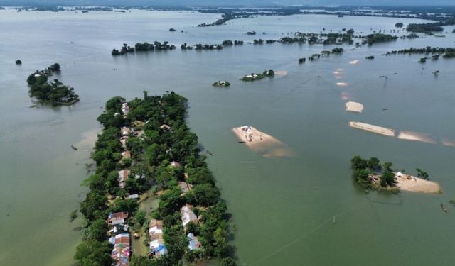 Bangladeş'te sel felaketi on binlerce kişiyi yerinden etti