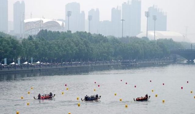 Çin'in başkenti Beijing'de düzenlenen ejderha teknesi yarışı eğlenceli görüntülere sahne oldu