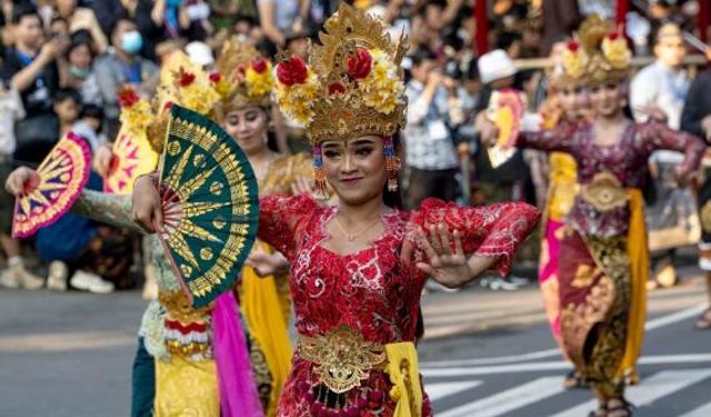 Endonezya'da Bali Sanat Festivali sanatçılar geçit töreniyle başladı