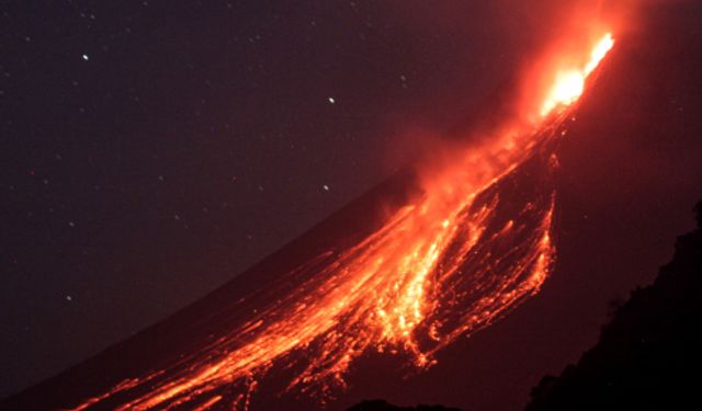 Endonezya'daki Merapi Yanardağı lav püskürtmeye devam ediyor