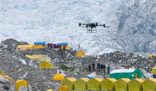 Everest Dağı'nda dünyanın ilk başarılı drone teslimat testleri gerçekleştirildi