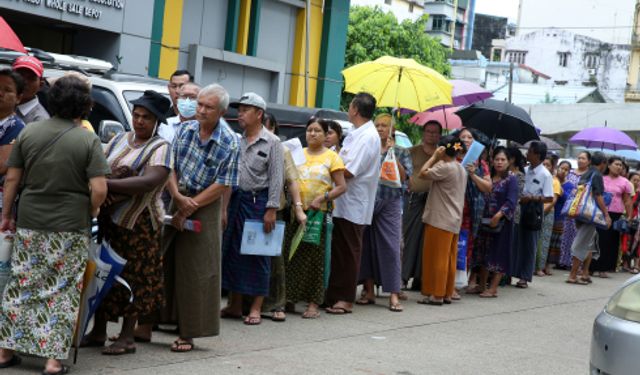 Myanmar'da halk indirimli pirinç alabilmek için uzun kuyruklar oluşturdu