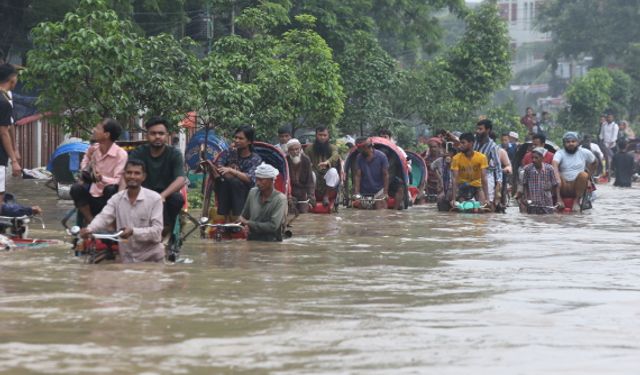 Bangladeş'in başkenti Dakka sele teslim oldu