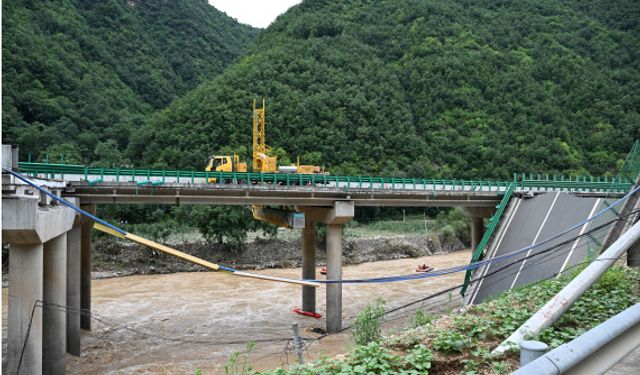 Çin'de 12 kişinin hayatını kaybettiği köprü kazasında arama ve kurtarma çalışmaları devam ediyor