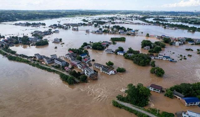 Çin'deki Juanshui Nehri'nin bendinde oluşan yarık kasabayı sular altında bıraktı