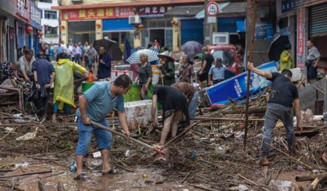 Çin'in Chongqing kentindeki selin ardından insanlar şehri temizlemeye çalışıyor