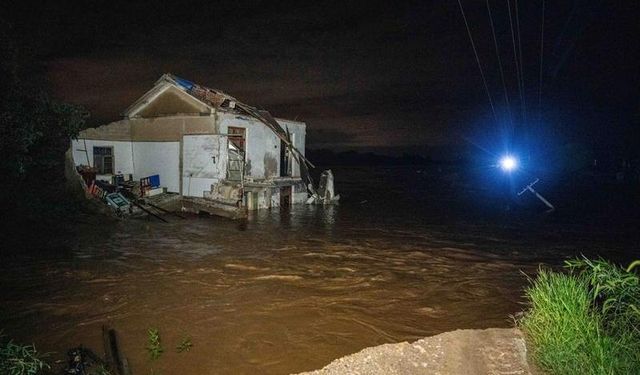 Çin'in Hunan eyaletinde nehrin bendinde açılan yarık nedeniyle 3.800'den fazla kişi tahliye edildi