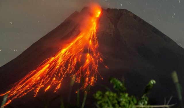 Endonezya'da bulunan Merapi Yanardağı volkanik maddeler püskürtüyor