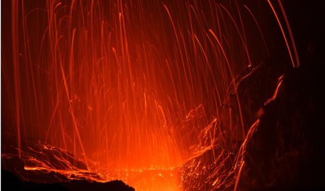 Güney Pasifik'teki ada ülkesi Vanuatu'da bulunan Yasur Yanardağı faaliyete geçti