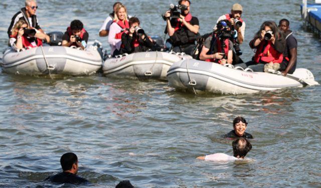 Paris belediye başkanı 2024 Paris Olimpiyatları'na günler kala Seine'de yüzdü