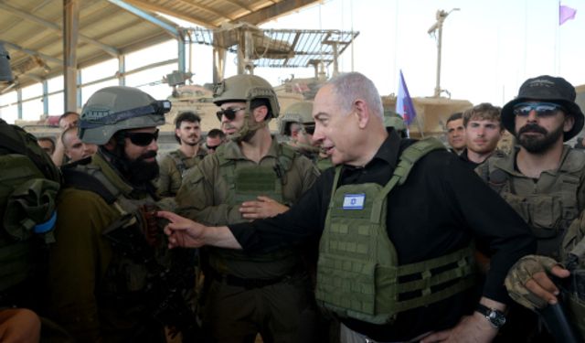 Refah'taki askerleri ziyaret eden Netanyahu: Gazze sınırlarındaki kontrolümüz devam edecek