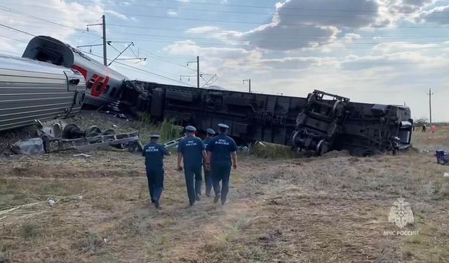 Rusya'da kamyonla çarpışan yolcu treni raydan çıktı: 140 yaralı