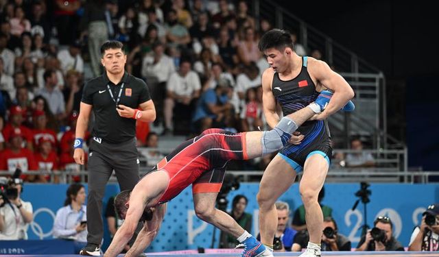 Paris 2024 Olimpiyat Oyunları 74 kg erkekler serbest stil güreşte Çinli Lu Feng Mısırlı rakibini yendi