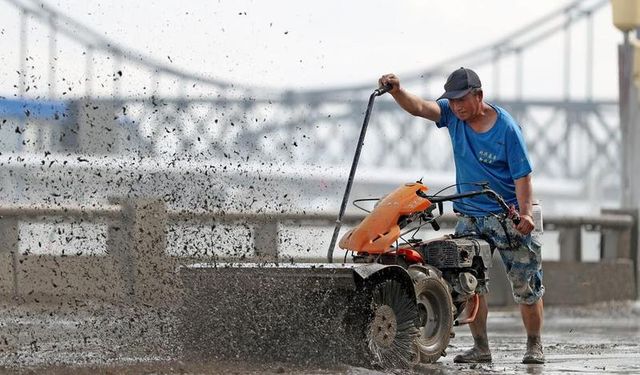 Çin'in Dandong kenti, sellerin ardından hummalı bir temizlik çalışması yürütüyor