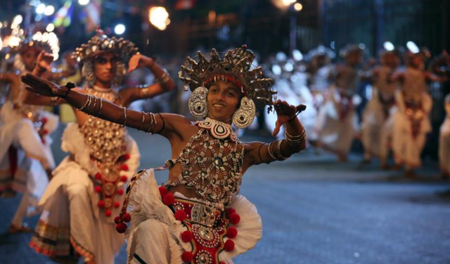 Sri Lanka'da düzenlenen Esala Perahera festivali renkli görüntülere sahne oldu