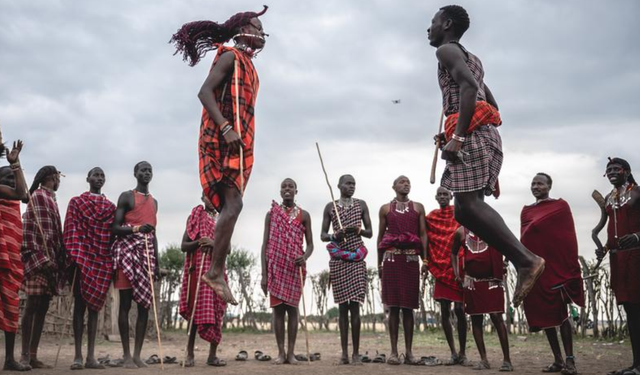 Kenya'da göçebe Masai kabilesi, turistlerin ilgisini gelir kaynağına çeviriyor