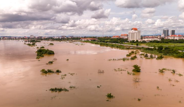 Laos'taki Mekong Nehri'nde yükselen su seviyesi yerleşim bölgelerini tehdit ediyor