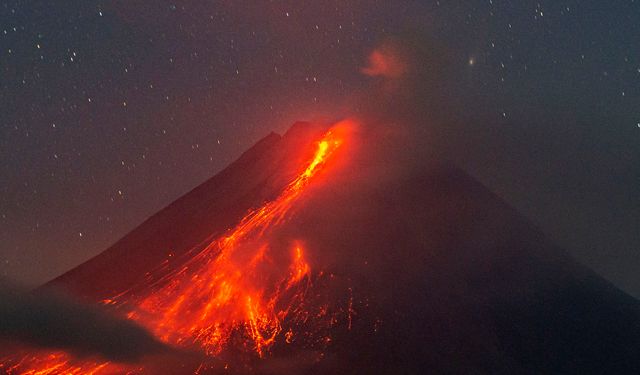 Endonezya'daki Merapi Yanardağı volkanik madde püskürttü